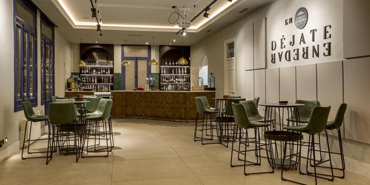 Salón principal con iluminación cálida y mesas elegantes